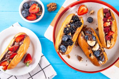 Tatlı yaz meyveli kahvaltı tatlı sosisli, tatlı arta kalan sosisli, çikolata sosisli, çeşitli meyve, yabanmersini, ahududu, çilek, böğürtlen, fındık