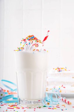 Doğum günü pastası milkshake 'i ya da smoothie içeceği. Donmuş ev yapımı pasta beyaz vanilyalı dondurma çırpılmış krema ve renkli şeker parçacıkları, funfetti