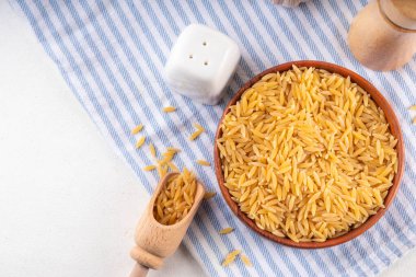 Çiğ orzo makarna, İtalyan kuru makarna risoni orzo kasede masada, kopyala uzay
