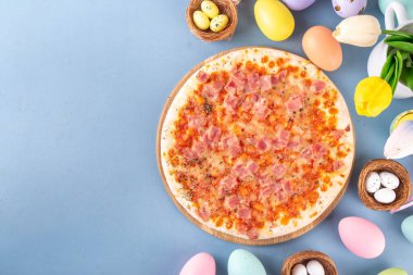 Paskalya yemeği arta kalan pizza fikri, lezzetli aperatif ya da geleneksel jambonlu jambon, yumurta, sebze ve peynirli brunch.