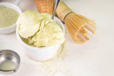 Kibritli dondurma. İçinde kibrit yeşil çay olan kase dondurma külahlı gellato tadında. Sütsüz vejetaryen yaz tatlısı, üstünde matcha latte tozu var.