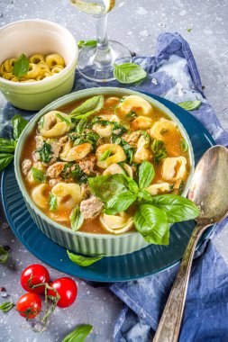 İtalyan mantısı, parmesan peyniri ve sebzeli tortellini makarna çorbası ıspanak, domates, mantar ve fesleğen.