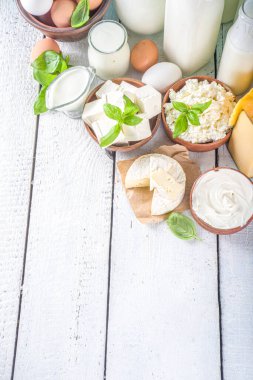 Çeşitli Taze Süt Ürünleri - süt, süzme peynir, peynir, yumurta, yoğurt, ekşi krema, ahşap zeminde tereyağı