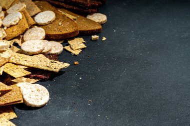 Glütensiz alerjik diyet, çölyak hastalığı konsepti. Çeşitli glüten olmayan farklı ekmekler, tam tahıllı somunlar. Ekmeğe sağlıklı alternatif, düz kopya alanı