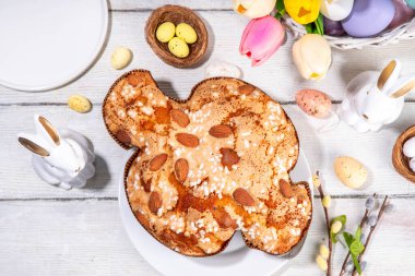 İtalyan Paskalya Pastası, Kolombiya di Pasqua, tatlı tatlı güvercin şekilli sünger kek jöleli fındık ve meyveli, bayram süslemeli beyaz Paskalya bayramında doldurulmuş meyveli ekmek.