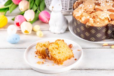 İtalyan Paskalya Pastası, Kolombiya di Pasqua, tatlı tatlı güvercin şekilli sünger kek jöleli fındık ve meyveli, bayram süslemeli beyaz Paskalya bayramında doldurulmuş meyveli ekmek.