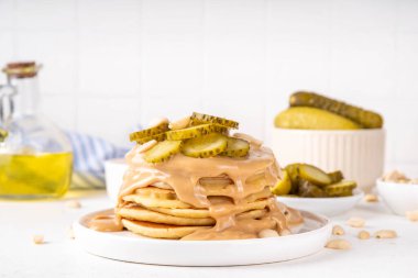 Fıstık ezmeli pankek. Tüylü lezzetli krepler yığını. Bol miktarda fıstık ezmesi, fıstık ve turşu, fotokopi alanı.