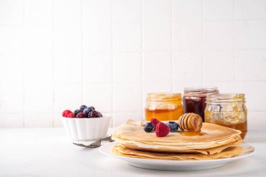 Geleneksel Maslenitsa yemekleri, Doğu Avrupa Slav ince krepleri, çeşitli tatlı soslar, malzemeler ve dolgular - bal, dut, reçel