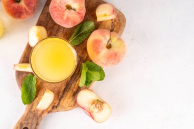 Düz Çin çörekleri incir şeftali suyu taze incir şeftalileri ve beyaz arka planda nane şekeri fotokopi alanı