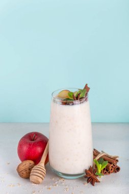 Sonbahar kış baharatlı meyve suyu seti. Yoğurt, yulaf, mevsimlik meyveler, elma, portakal, kızılcık, anason ve tarçınlı çeşitli aromalı içecekler.