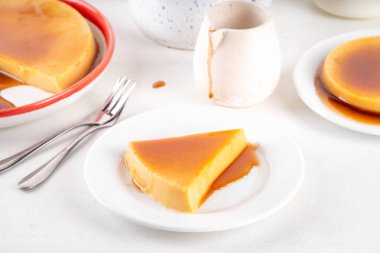 Geleneksel turta, kremalı tart ya da üzerine beyaz mutfak masasında karamel sosu dökülmüş turta.