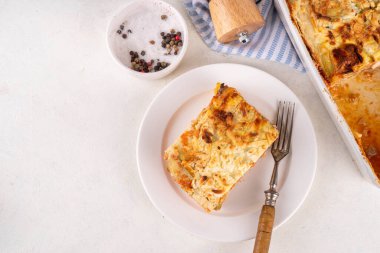 Sebzeli sağlıklı diyet kabak lazanyası, katmanlı kabak lazanyası tavuk eti, mantar ve yoğurt sosuyla dolu fırın.
