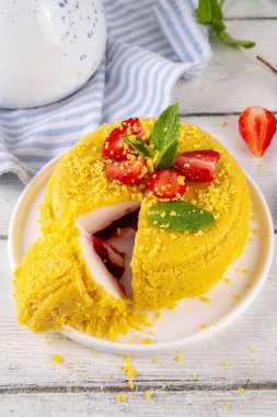 Tepetaklak Pasta yok, klasik Cheesecake New York 'un viral modası altın kurabiye parçacıkları, beyaz krem peynir ve böğürtlen reçeli katmanları, taze çilek ve ahşap masa üzerinde nane