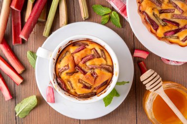 Yaz ev yapımı pişirme, hızlı mikrodalga fırın kek, mugcake. Basit tatlı mevsimlik tatlı tarifi, üstünde ravent dilimleri ve içinde tatlı reçel olan sünger keki.