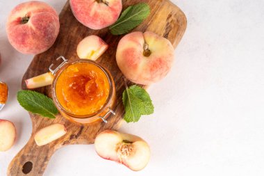 Düz Çin çörekleri incir şeftali reçeli, ev yapımı konserve taze incir şeftalileri ve beyaz arka planda nane şekeri.