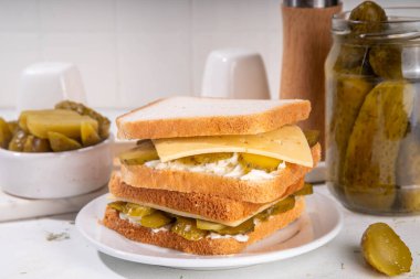 Turşu ve kremalı dereotlu peynirli sandviç, kızarmış ekmek lezzetli sandviç turşulu salatalık, dereotu, peynir ve mayonez, yemek veya ızgara için hazır.