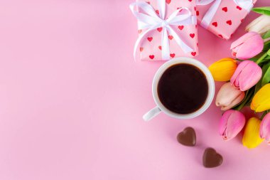 Anneler Günü için tebrik kartı geçmişi, Sevgililer Günü, Uluslararası Kadınlar Günü. Bahar çiçeği buketi, mis kokulu kahve fincanı, çaydanlık, çikolata, şeker, kalp süslemeleri, hediyeler