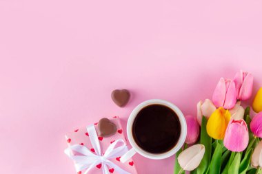 Anneler Günü için tebrik kartı geçmişi, Sevgililer Günü, Uluslararası Kadınlar Günü. Bahar çiçeği buketi, mis kokulu kahve fincanı, çaydanlık, çikolata, şeker, kalp süslemeleri, hediyeler