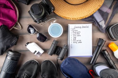 Çeşitli kamp ekipmanlarıyla birlikte kamp listesi. Doğada gezmek ve dinlenmek için gereken şeylerin listesi - çadır, ilk yardım seti, kozmetik, aksesuarlar, ekipmanlar, giysiler, yürüyüş ayakkabıları