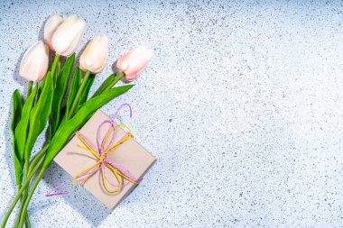 Anneler günü tebrik kartı geçmişi mevcut ve çiçekli. Şenlik kurdeleli bir hediye kutusu, 