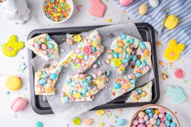 Paskalya Donmuş Yoğurt Kabuğu, alternatif sağlıklı keto diyet tatlı barları Yunan yoğurdu, şeker parçacıkları ve fırın tepsisi deco 'sunda Paskalya çikolatası yumurtaları. Boşluğu kopyala