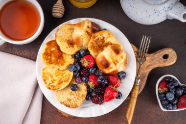 Paskalya yemeği fikirleri, sıcak haç çörekleri kahvaltıda yumurtalı ekmek. Paskalya artığı tarifi, sıcak haç çörekleri ve taze böğürtlenlerle yapılmış fırında pişmiş Fransız tostu, fotokopi alanı.