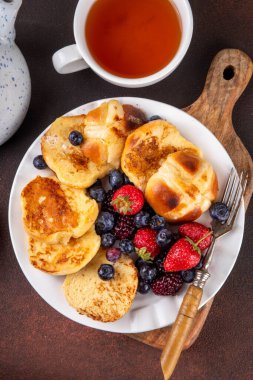 Paskalya yemeği fikirleri, sıcak haç çörekleri kahvaltıda yumurtalı ekmek. Paskalya artığı tarifi, sıcak haç çörekleri ve taze böğürtlenlerle yapılmış fırında pişmiş Fransız tostu, fotokopi alanı.