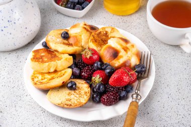 Paskalya yemeği fikirleri, sıcak haç çörekleri kahvaltıda yumurtalı ekmek. Paskalya artığı tarifi, sıcak haç çörekleri ve taze böğürtlenlerle yapılmış fırında pişmiş Fransız tostu, fotokopi alanı.