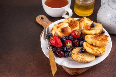 Paskalya yemeği fikirleri, sıcak haç çörekleri kahvaltıda yumurtalı ekmek. Paskalya artığı tarifi, sıcak haç çörekleri ve taze böğürtlenlerle yapılmış fırında pişmiş Fransız tostu, fotokopi alanı.