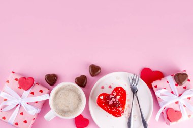 Kalp şeklinde pasta, çikolata şekeri, kahve fincanı ve hediyelerle Sevgililer Günü arkaplanı. Sevgililer Gününüz kutlu olsun. Terfi geçmişiniz, kafeniz, restoran menü modelleme alanınız kutlu olsun.