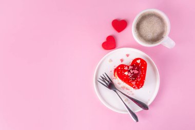 Kalp şeklinde pasta, çikolata şekeri, kahve fincanı ve hediyelerle Sevgililer Günü arkaplanı. Sevgililer Gününüz kutlu olsun. Terfi geçmişiniz, kafeniz, restoran menü modelleme alanınız kutlu olsun.