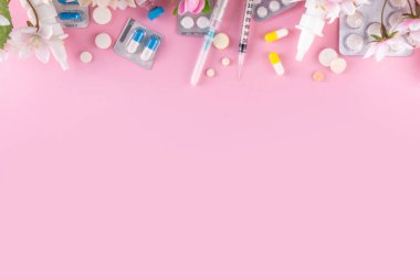 Bahar mevsimsel alerjileri, soğuk algınlığı ve grip bahar tedavisi kavramları. Burun alerjisi tedavili bahar çiçekleri, damlalar, alerji spreyi, soğuk algınlığı ve pastel arka planda alışveriş torbası.