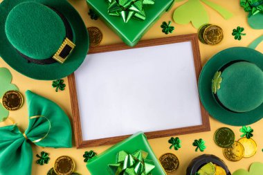Shamrock Aziz Patrick 'in günü parlak altın arka plan, parti hediye kutuları, dekor, yonca, leprikon şapkalar ve altın sikkelerle dolu Aziz Patrick bayramı düzlüğü.