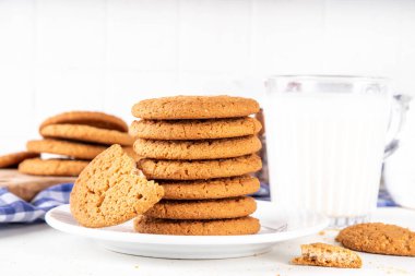 Ev yapımı altın sarısı zencefilli kurabiyeler mutfak masasında. Geleneksel Amerikan zencefilli bisküvisi.