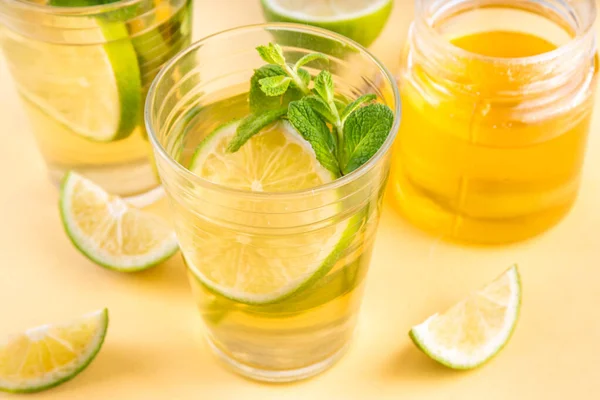 Sıcak mojito çayı kokteyli, rom, nane ve limon dilimleri, viral soğuk kış mevsimi ısıtma motty - mojito versiyonu, bal ve masa arkasında malzemelerle birlikte.
