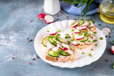 Krem peynirli, turplu, salatalıklı ve taze otlu bahar kahvaltısı. Sağlıklı beslenme vitamini atıştırmalıkları için