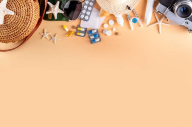Yaz tatili seyahat planı. İçinde ilaçlar, haplar, şapka ve tatil aksesuarları olan ilk yardım çantası da var. Yolculuktaki ilaçlar, aşılar, seyahat sağlık sigortası konsepti