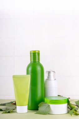 Birch Juice dondurması, Nemlendirici ve bitkisel organik yüz kozmetiği temizleyici jel seti. Huş ağacı özlü doğal cilt bakımı, farklı kozmetik ürünlerinde açık yeşil arka planda sahte kavanozlar.