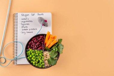 Vegan evcil hayvan yiyeceği, bitki bazlı köpek ve kedi maması bitkisel protein ve karbonhidrat kaynakları - tahıl, bakla, soya fasulyesi, sebze, meyve, yulaf, üst görünüm kopya alanı
