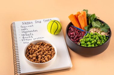 Vegan evcil hayvan yiyeceği, bitki bazlı köpek ve kedi maması bitkisel protein ve karbonhidrat kaynakları - tahıl, bakla, soya fasulyesi, sebze, meyve, yulaf, üst görünüm kopya alanı