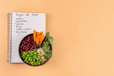 Vegan evcil hayvan yiyeceği, bitki bazlı köpek ve kedi maması bitkisel protein ve karbonhidrat kaynakları - tahıl, bakla, soya fasulyesi, sebze, meyve, yulaf, üst görünüm kopya alanı