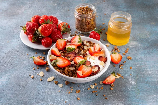 Sağlıklı yaz meyveli kahvaltı kasesi granola, kremalı Yunan yoğurdu ve çilekli. Lezzetli dengeli atıştırmalık, kilo kaybı, sağlıklı sabah yemeği tarifi.