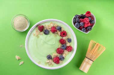 Yeşil kibrit yoğurt kasesi, taze böğürtlen, fındık ve granola. Sağlıklı kahvaltı için lezzetli, sağlıklı meyve suyu kasesi.
