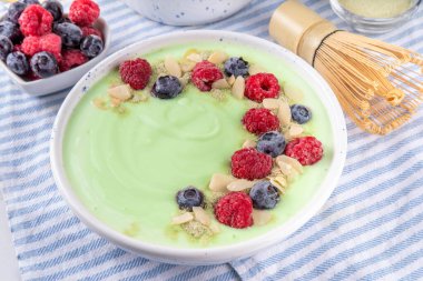 Yeşil kibrit yoğurt kasesi, taze böğürtlen, fındık ve granola. Sağlıklı kahvaltı için lezzetli, sağlıklı meyve suyu kasesi.