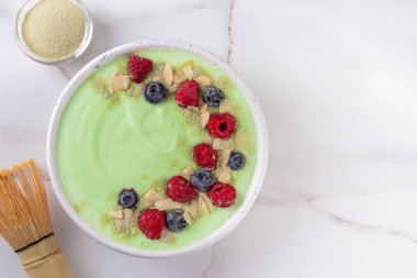 Yeşil kibrit yoğurt kasesi, taze böğürtlen, fındık ve granola. Sağlıklı kahvaltı için lezzetli, sağlıklı meyve suyu kasesi.