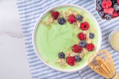 Yeşil kibrit yoğurt kasesi, taze böğürtlen, fındık ve granola. Sağlıklı kahvaltı için lezzetli, sağlıklı meyve suyu kasesi.