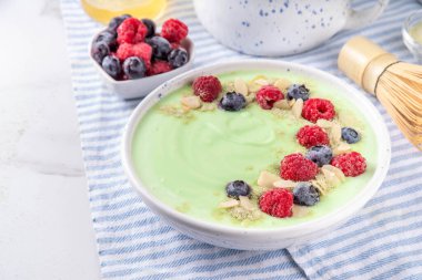 Yeşil kibrit yoğurt kasesi, taze böğürtlen, fındık ve granola. Sağlıklı kahvaltı için lezzetli, sağlıklı meyve suyu kasesi.