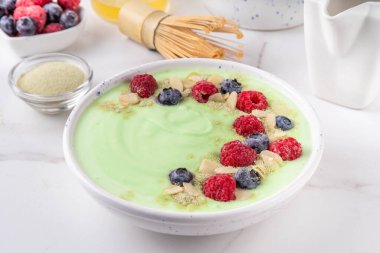 Yeşil kibrit yoğurt kasesi, taze böğürtlen, fındık ve granola. Sağlıklı kahvaltı için lezzetli, sağlıklı meyve suyu kasesi.