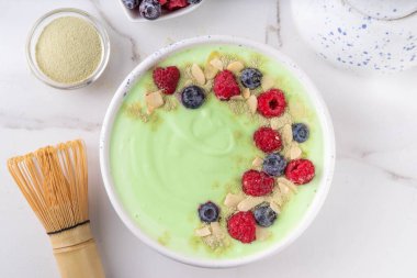Yeşil kibrit yoğurt kasesi, taze böğürtlen, fındık ve granola. Sağlıklı kahvaltı için lezzetli, sağlıklı meyve suyu kasesi.