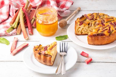 Yaz ev yapımı pişirme, lezzetli ravent turtası. Tatlı mevsimlik tatlı tarifi, üstünde ravent dilimleri ve içinde tatlı reçel olan sünger keki.